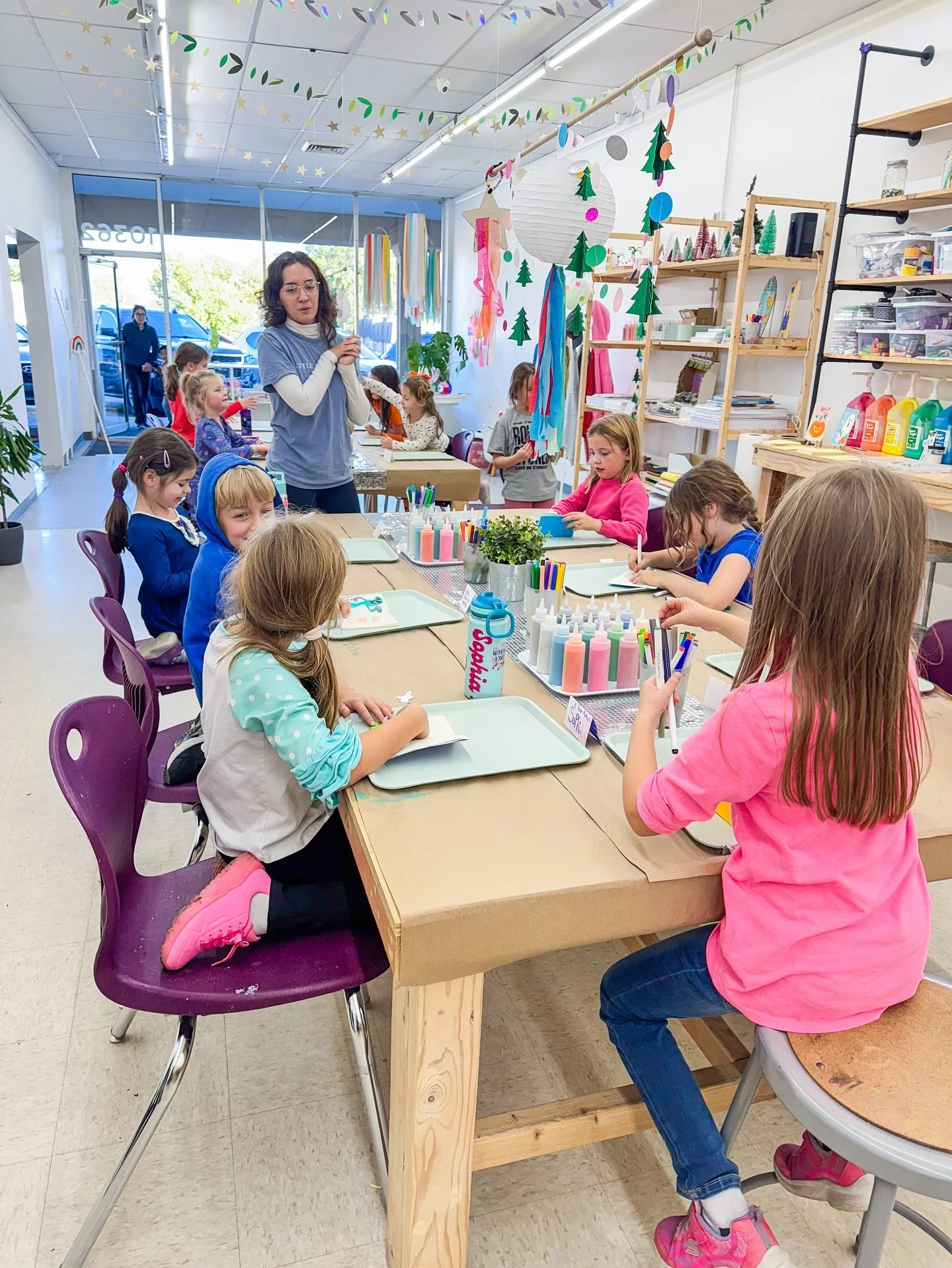 It’s a special art class week and kids are making jack-o’-lantern and ghostly sand art paintings!!!
It’s always a fun little treat to get to paint in the Moxie Sand Art designs!!!