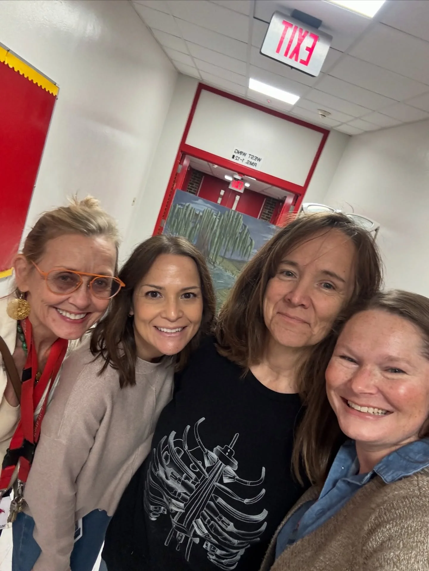 Got to see my SM North Art Hall besties and my former North Art kids at the North Art Vertical Show and it was literally the BEST!!! 

I freaking love these people so very very much and getting to see them is always such a wonderful treat!