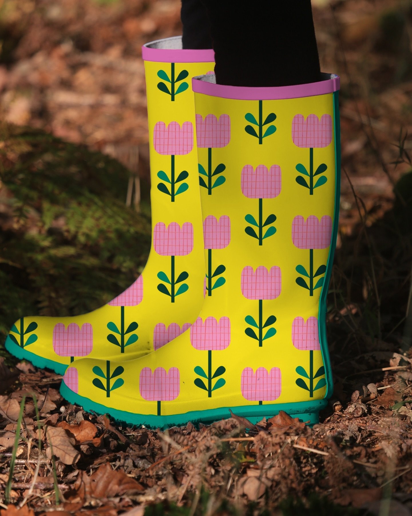 Wellies mockup with my hatched flowers pattern in sunny yellow 😎 ☀️ ☔️ 🌷 The pink and green trim on the boots were part of the original mockup&mdash;matches perfectly with this colourway ✨ 

Thanks @bekkiflaherty for the mockup template 🙏
.
.
.
#m