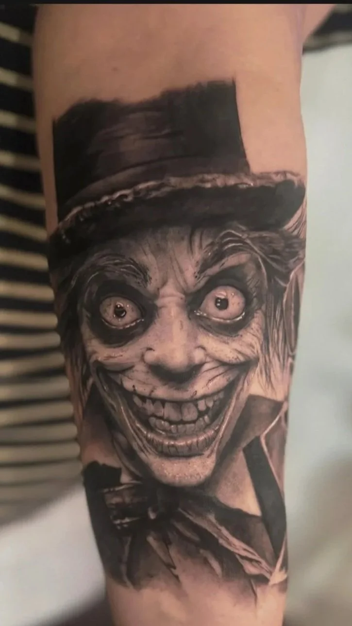 Dark version of mad hatter, for this ongoing dark and twisted Alice in wonderland theme sleeve tattoo. Darren brings his unique style to realistic tattooing.
