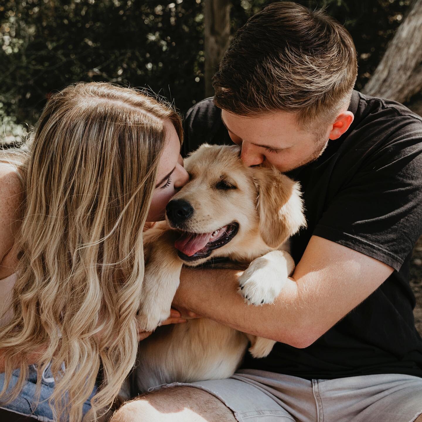 I&rsquo;m OBSESSED with this photoshoot I did with Casey, Jesse and Keanu the golden boy last weekend. How adorable is Keanu?! I love golden retriever puppies. I was trying not to cry when I was editing these photos because he looked so cute in every