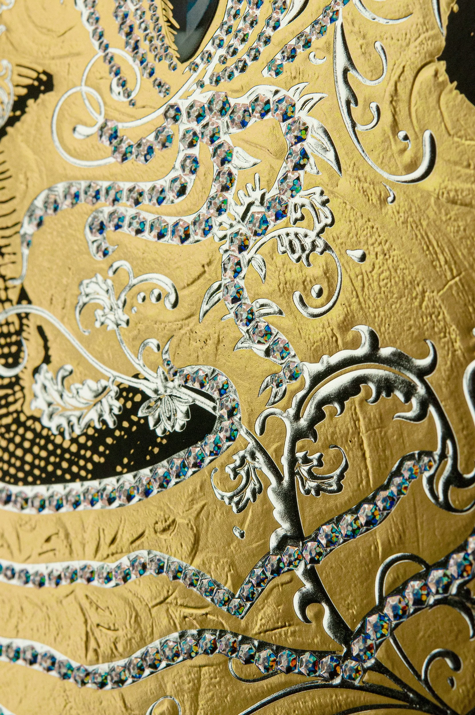 Detail Heißprägung mit Reliefschnitt und skulpturierten Bereichen