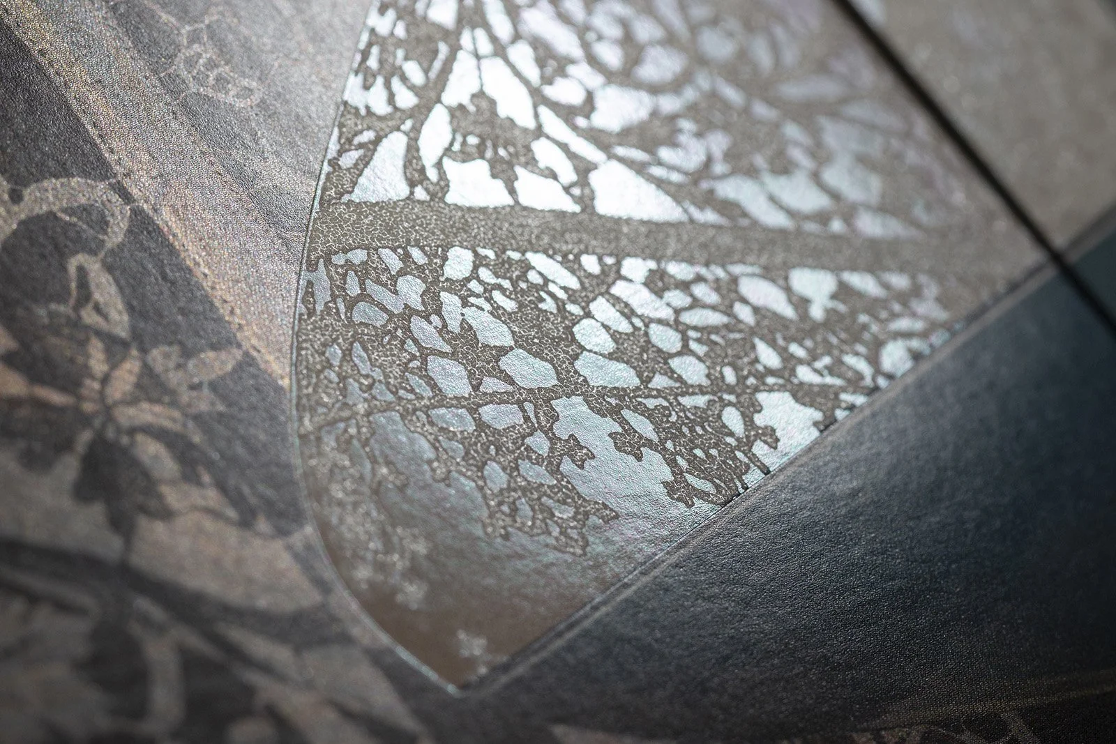 Detailaufnahme von rauhem Relieflack