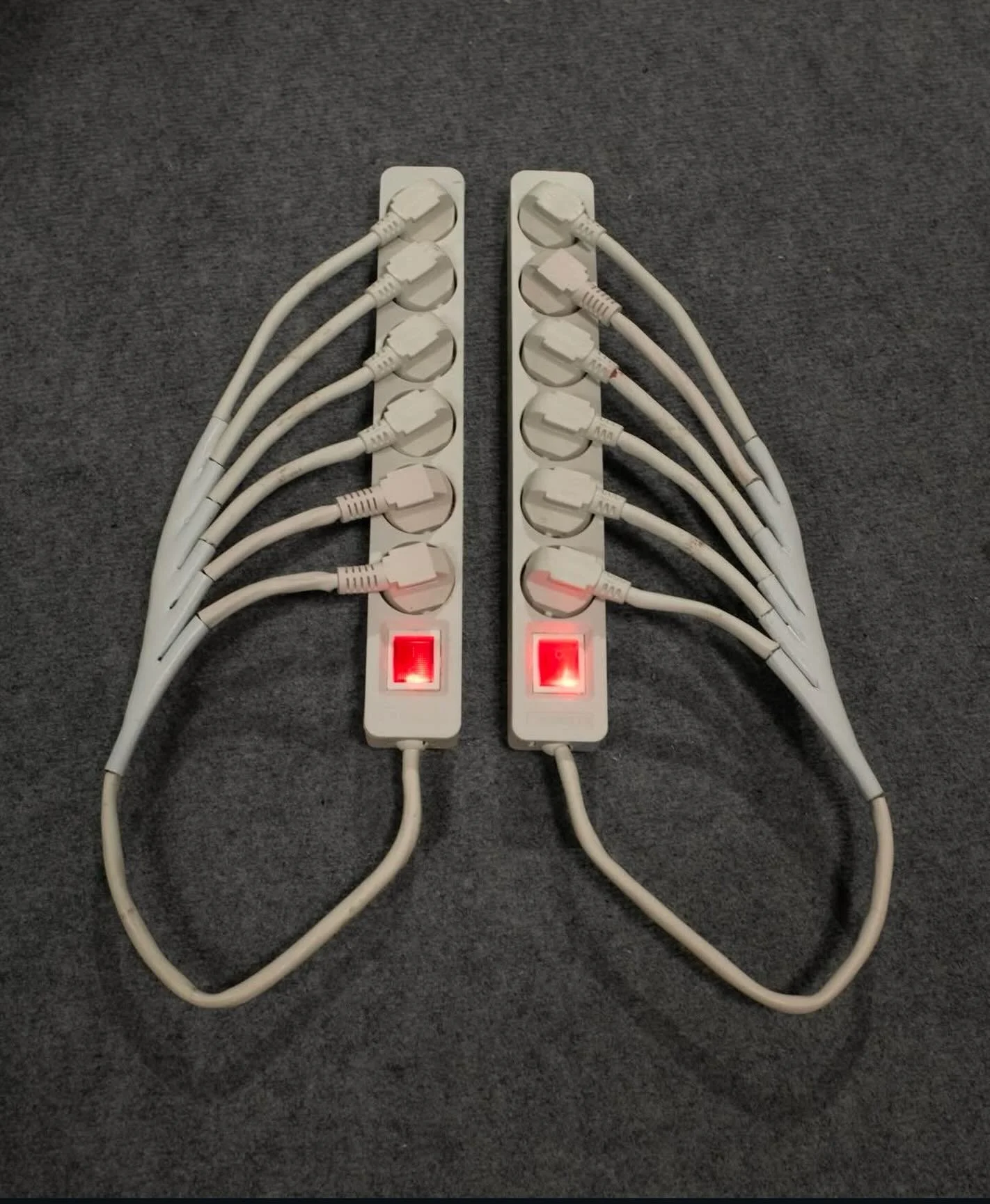 Prises multiples, led. 2025 @bastiencuenot_ 
.
.
.
.
.
.
.
.
.
#contemporarysculpture #contemporaryart #artistfeature #contemporarysculptor #contemporarysculptures