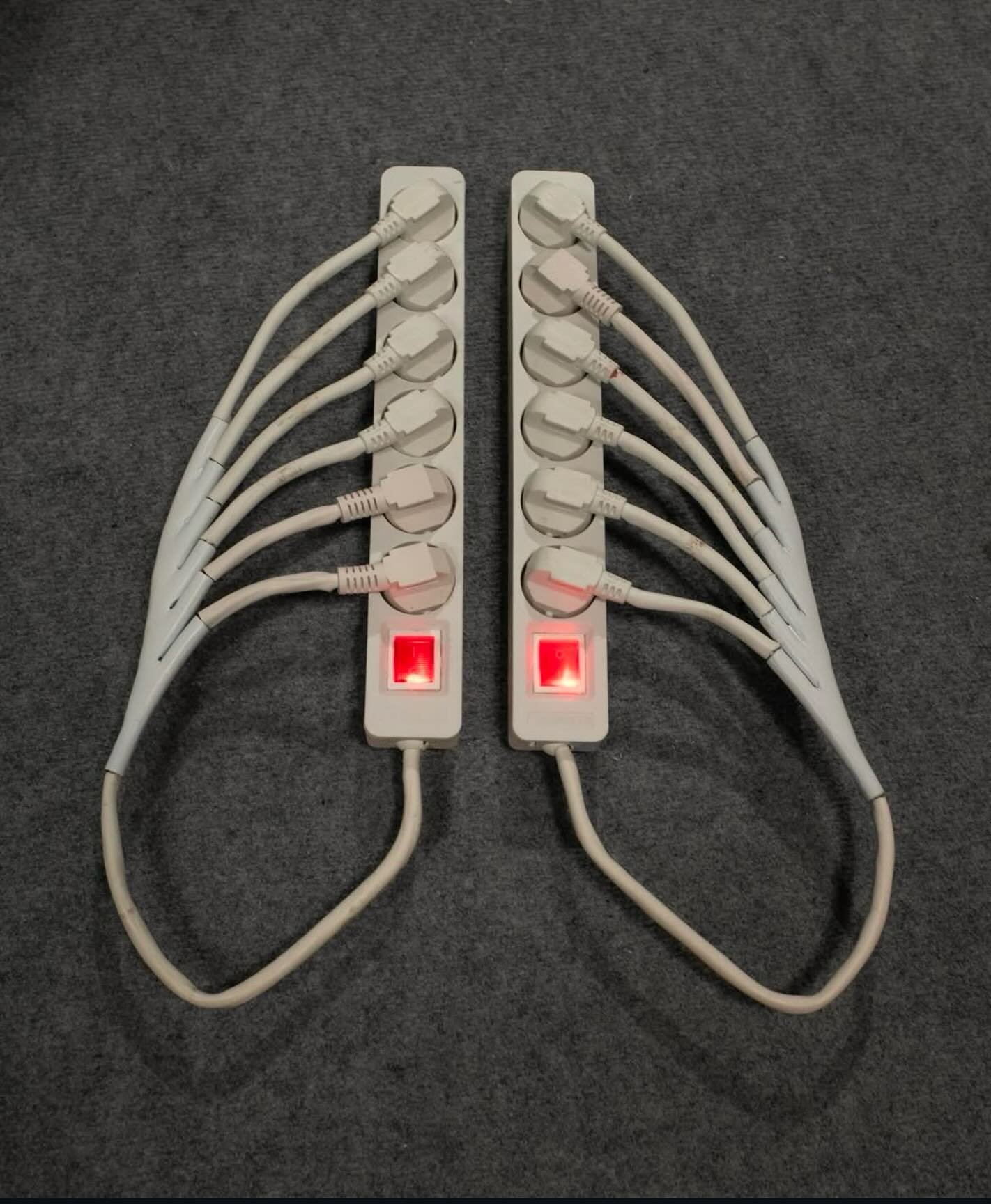 Prises multiples, led. 2025 @bastiencuenot_ 
.
.
.
.
.
.
.
.
.
#contemporarysculpture #contemporaryart #artistfeature #contemporarysculptor #contemporarysculptures