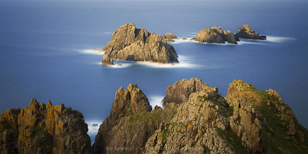 Imagen de los ultimos rayos de sol bañando las rocas de "Os Tres Aguillons" en el Cabo Ortegal, Norte de Galicia