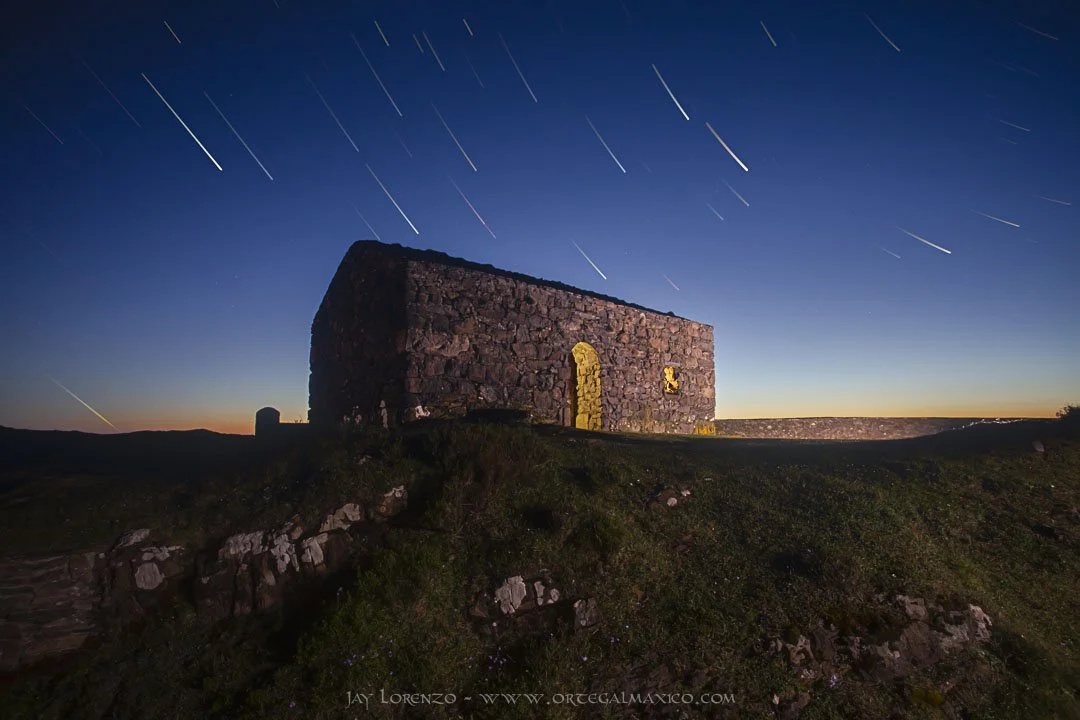 Imagen de una lluvia de estrellas sobre la garita de Herbeira, en el Xeoparque Mundial Cabo Ortegal
