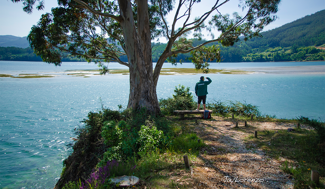 Jay Lorenzo explorando la Ría de Ortigueira por el Sendero Azul