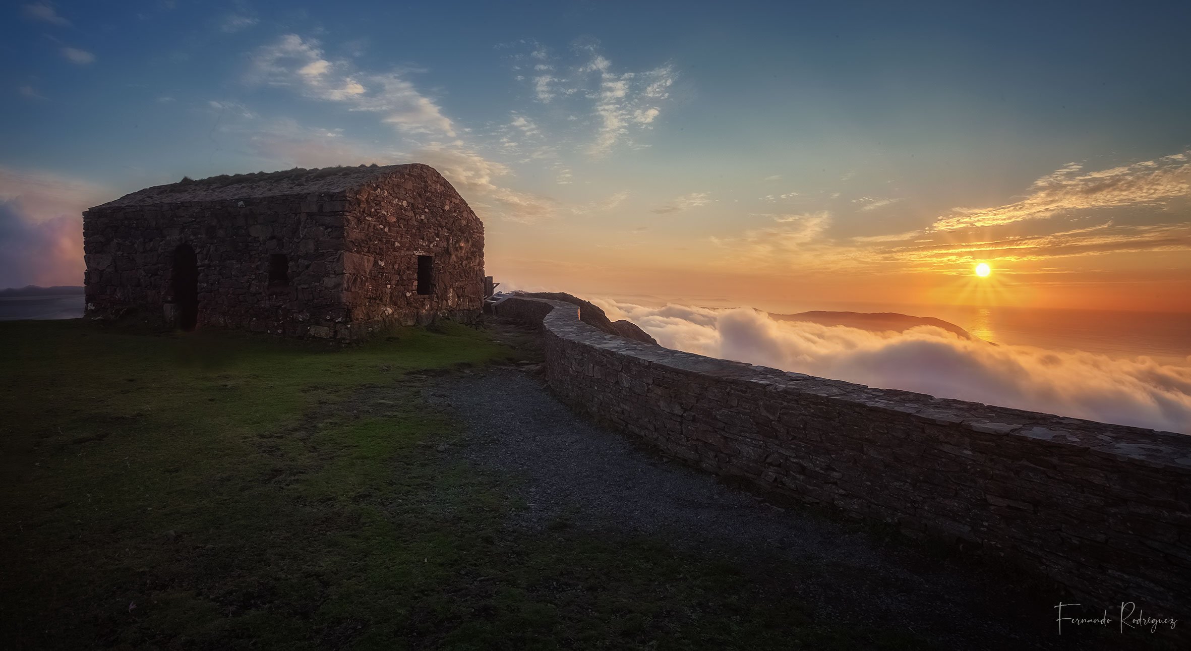Vista del antiguo puesto de vigilancia de Herbeira durante  el atardecer