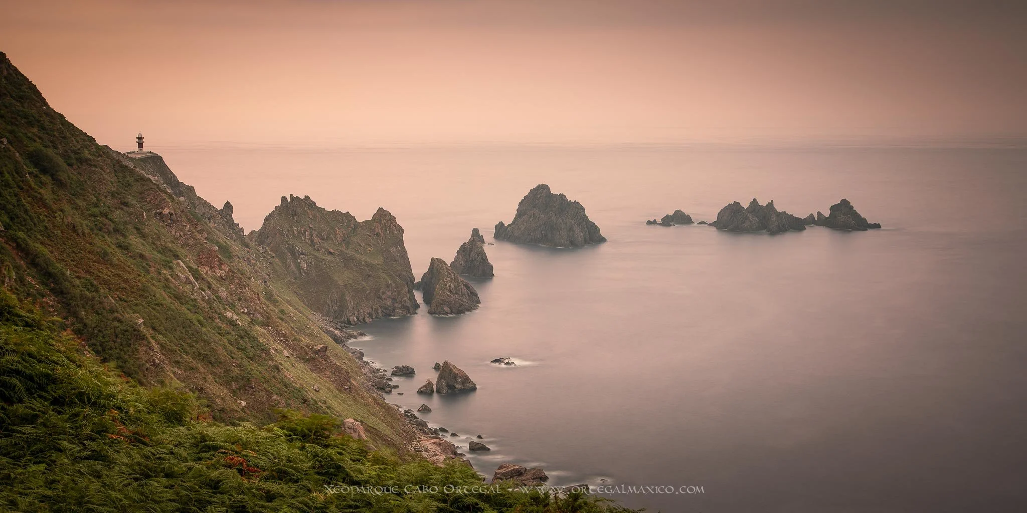 Atardecer en el Cabo Ortegal y Os Tres Aguillóns, Geoparque Cabo Ortegal, Galicia, España