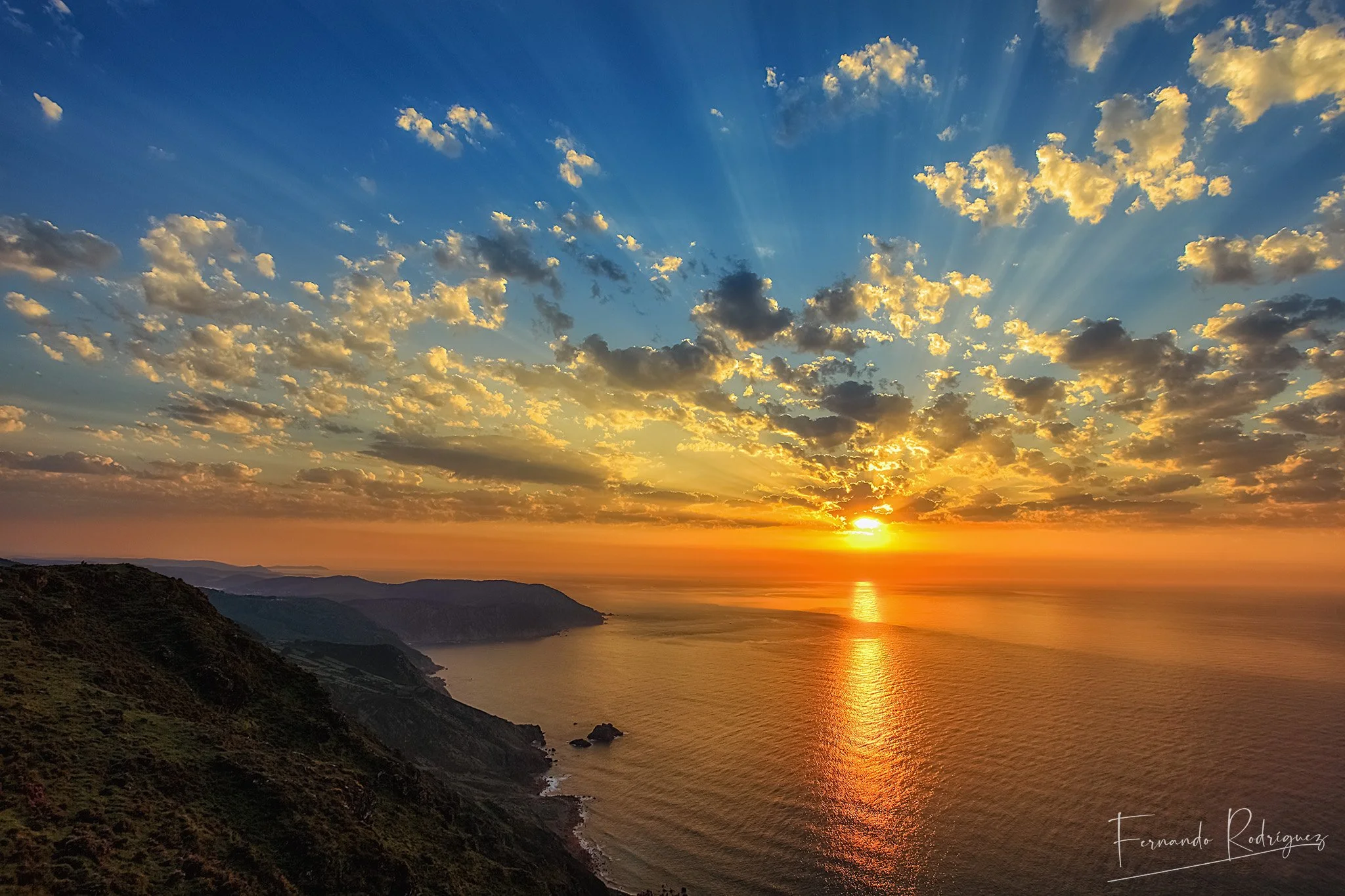 Vista de un atardecer con nubes de algodón desde la Garita de Herbeira
