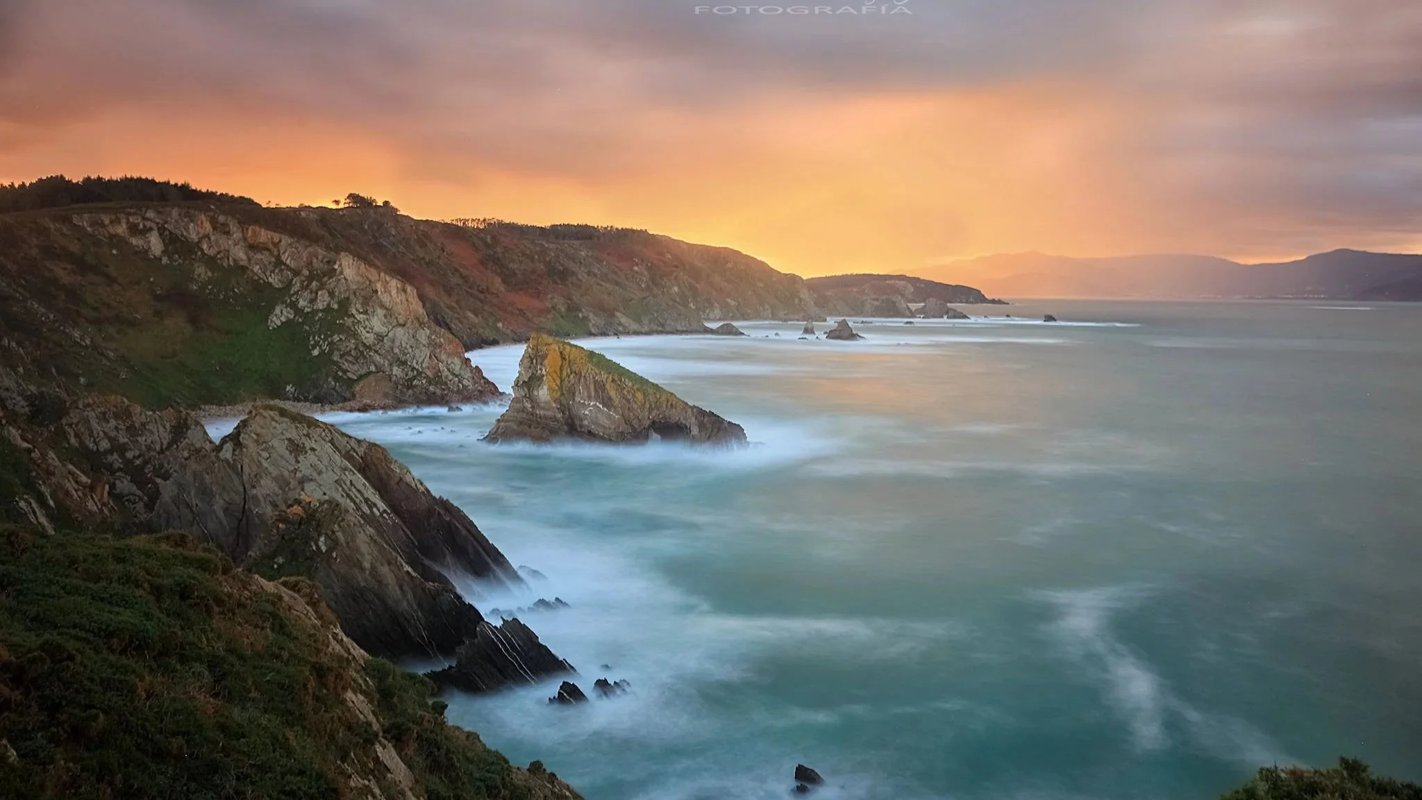Vista de un amanecer desde los acantilados de Loiba