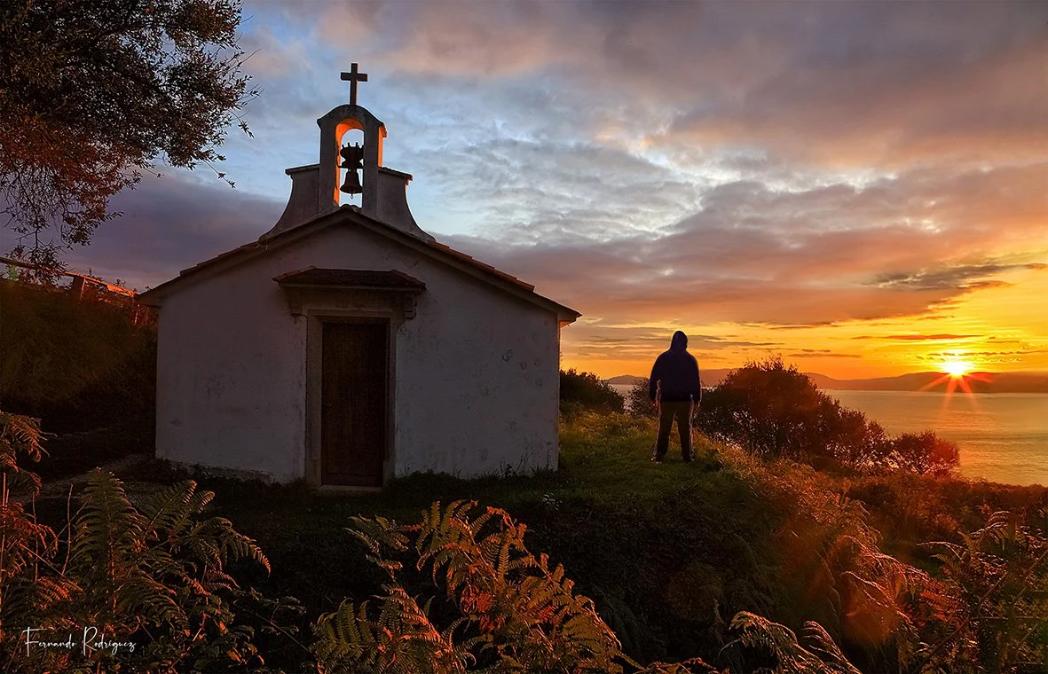 Amanecer en la capilla de San Xiao do Trebo Geoparque Cabo Ortegal, Galicia