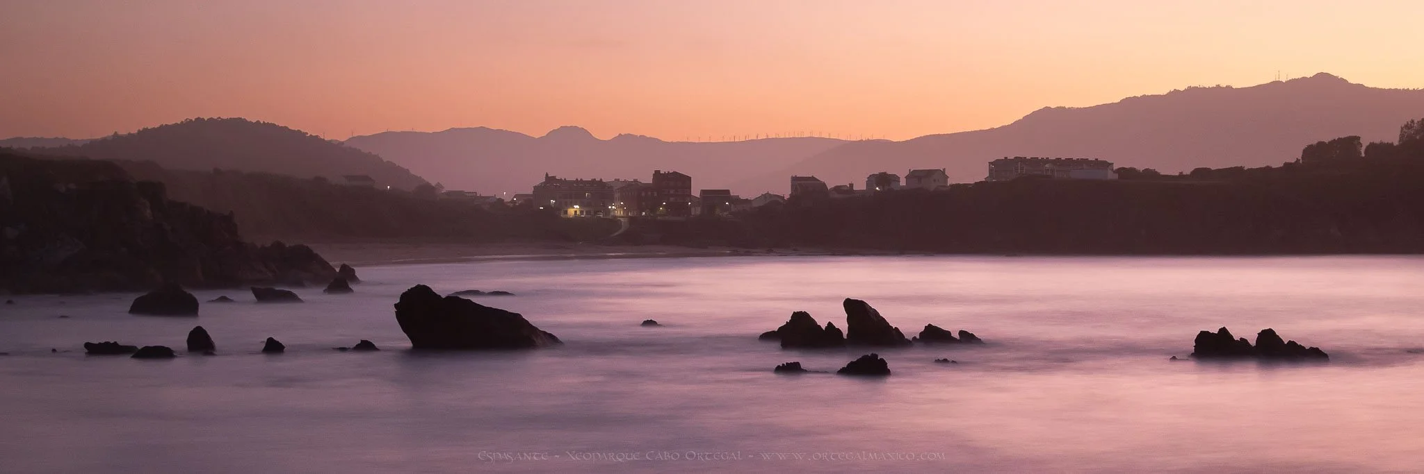 Vista de Espasante desde la playa de San Antonio, Ortigueira, Galicia
