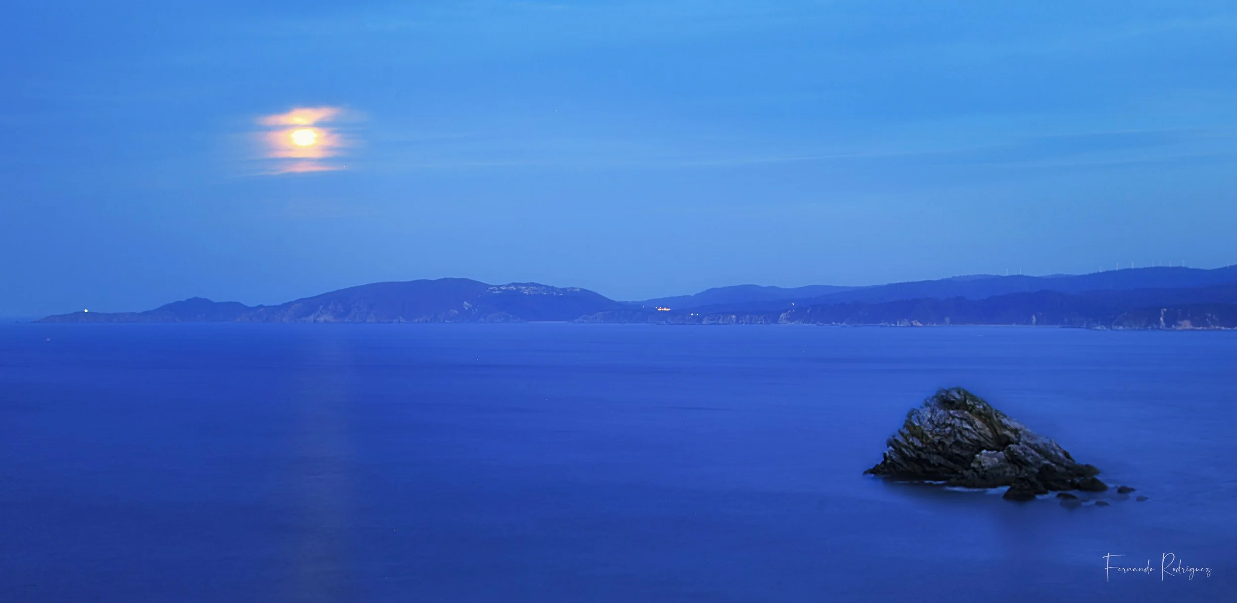 Vista nocturna de la Luna y la Malveira, Geoparque Cabo Ortegal, Galicia, España