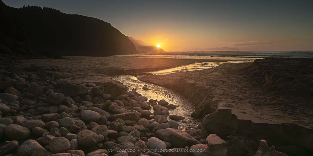 Vista general de una puesta de sol en la playa de O Campelo, Valdoviño