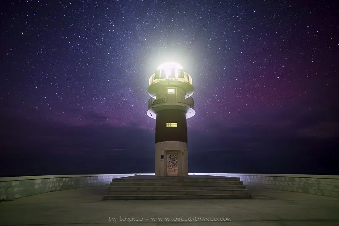 El Faro del Cabo Ortegal bajo un cielo estrellado con tintes de Aurora