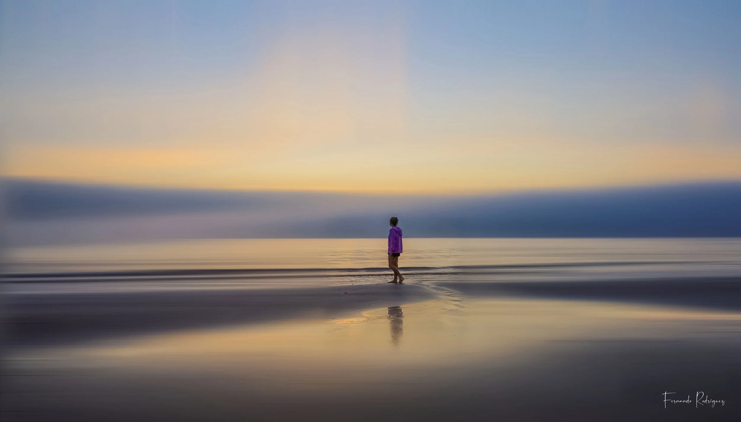 Preciosa imagen de la playa de Fornos, Cariño, con las nieblas sobre el mar y las primeras luces del amanecer
