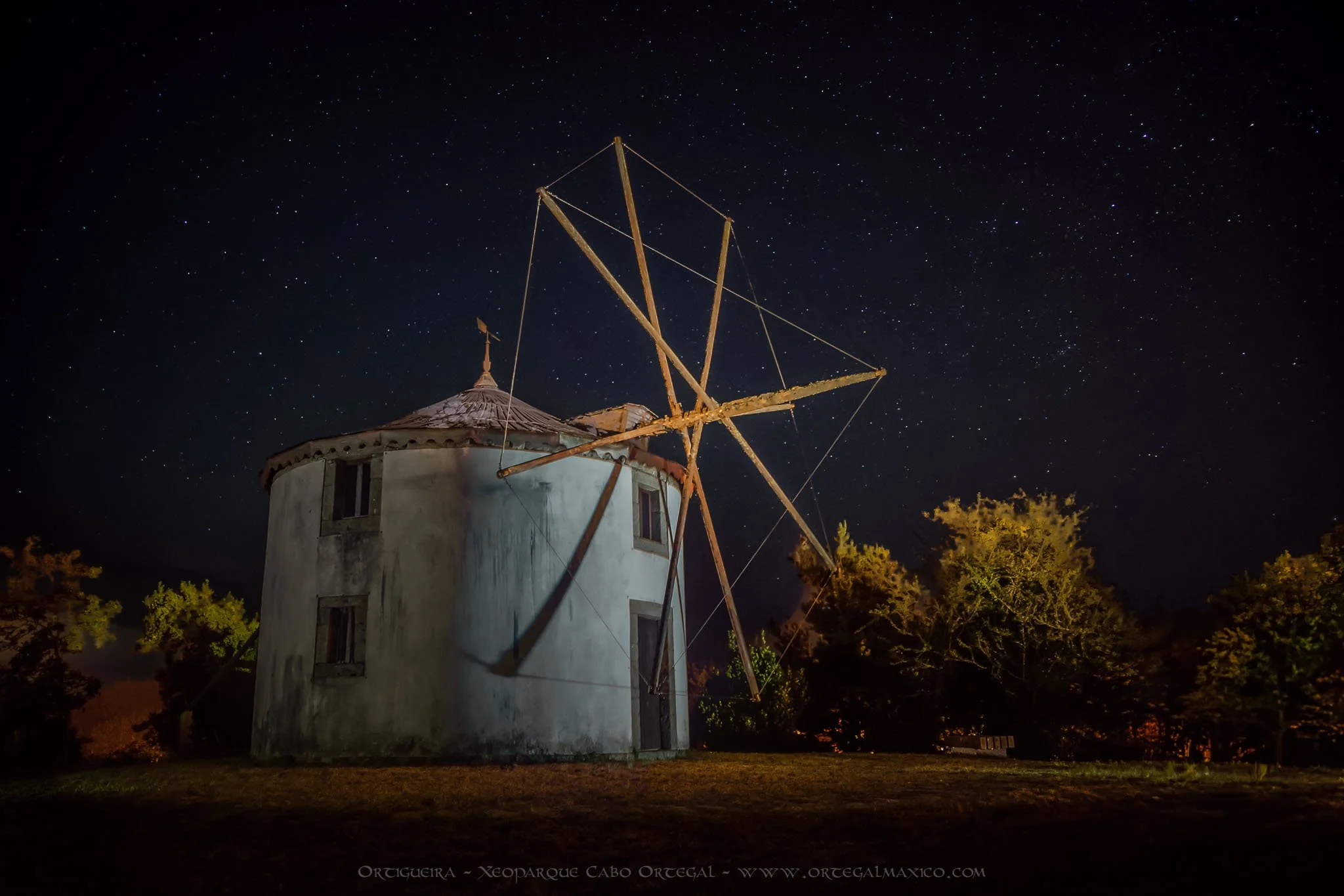 Fotografía nocturna del Viejo Molino de Campo da Torre bajo un manto de estrellas, Ortegueira, Geoparque Cabo Ortegal, Galicia