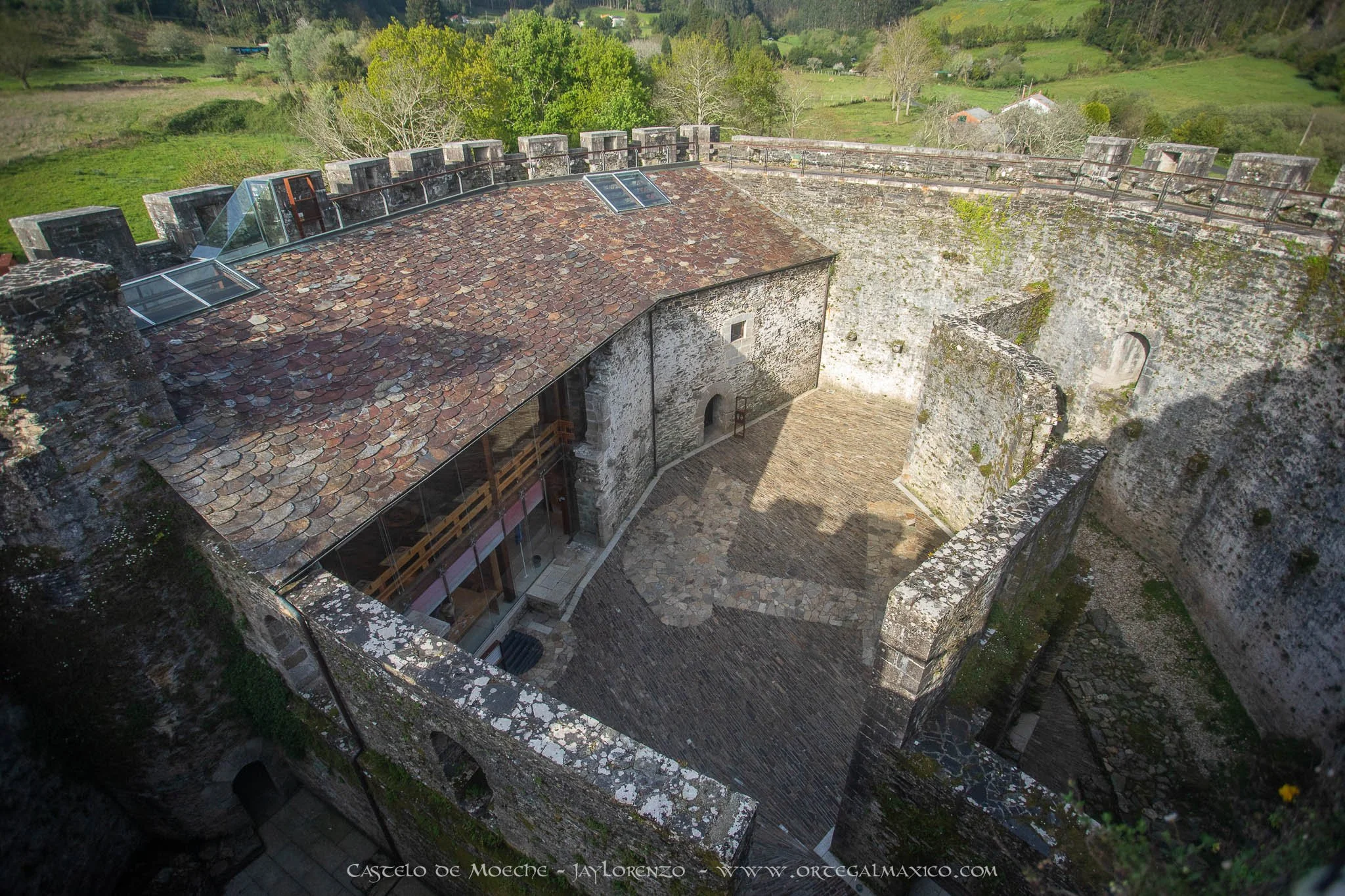 Vista del patio de armas y el museo del Castillo de Moeche desde la torre de homenaje