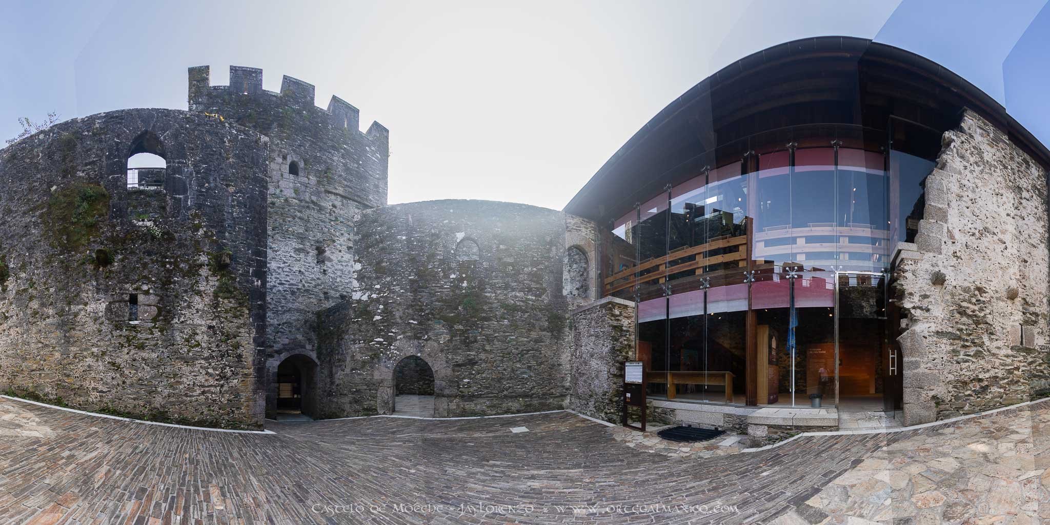 Imagen panorámica de la torre de homenaje (izquierda) y el museo del castillo de Moeche (derecha)