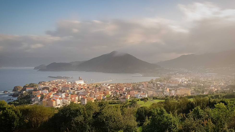 Vista panorámica de Cariño, Geoparque Cabo Ortegal, Galicia.png