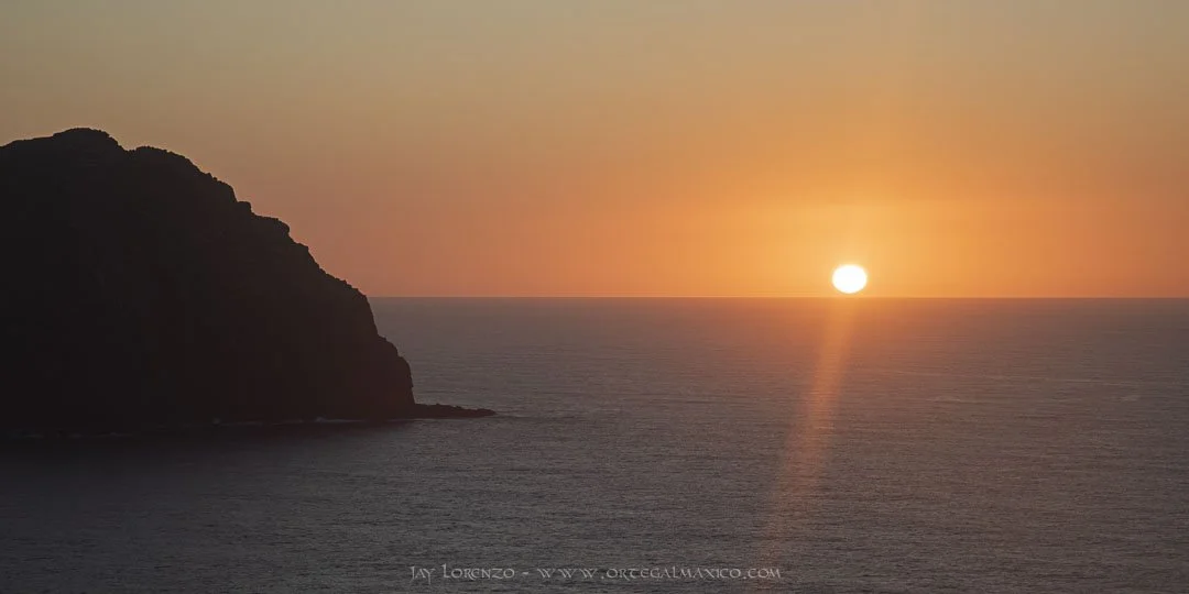 Vista de la punta del Monte Limo con una puesta de sol sobre el océano Atlántico