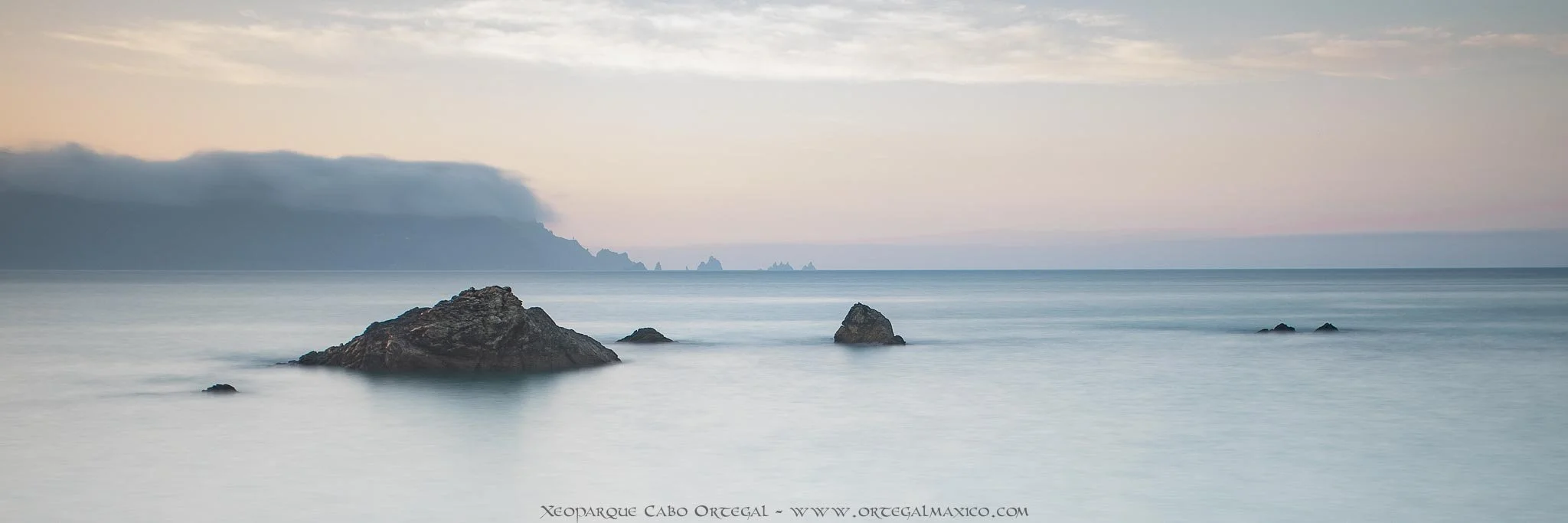 Vista de las formaciones rocosas de la Playa de San Antonio, Espasante, Geoparque Cabo Ortegal
