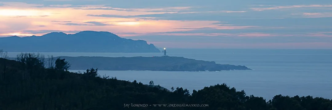 Vista lejana del Faro de A Frouxeira, Valdoviño