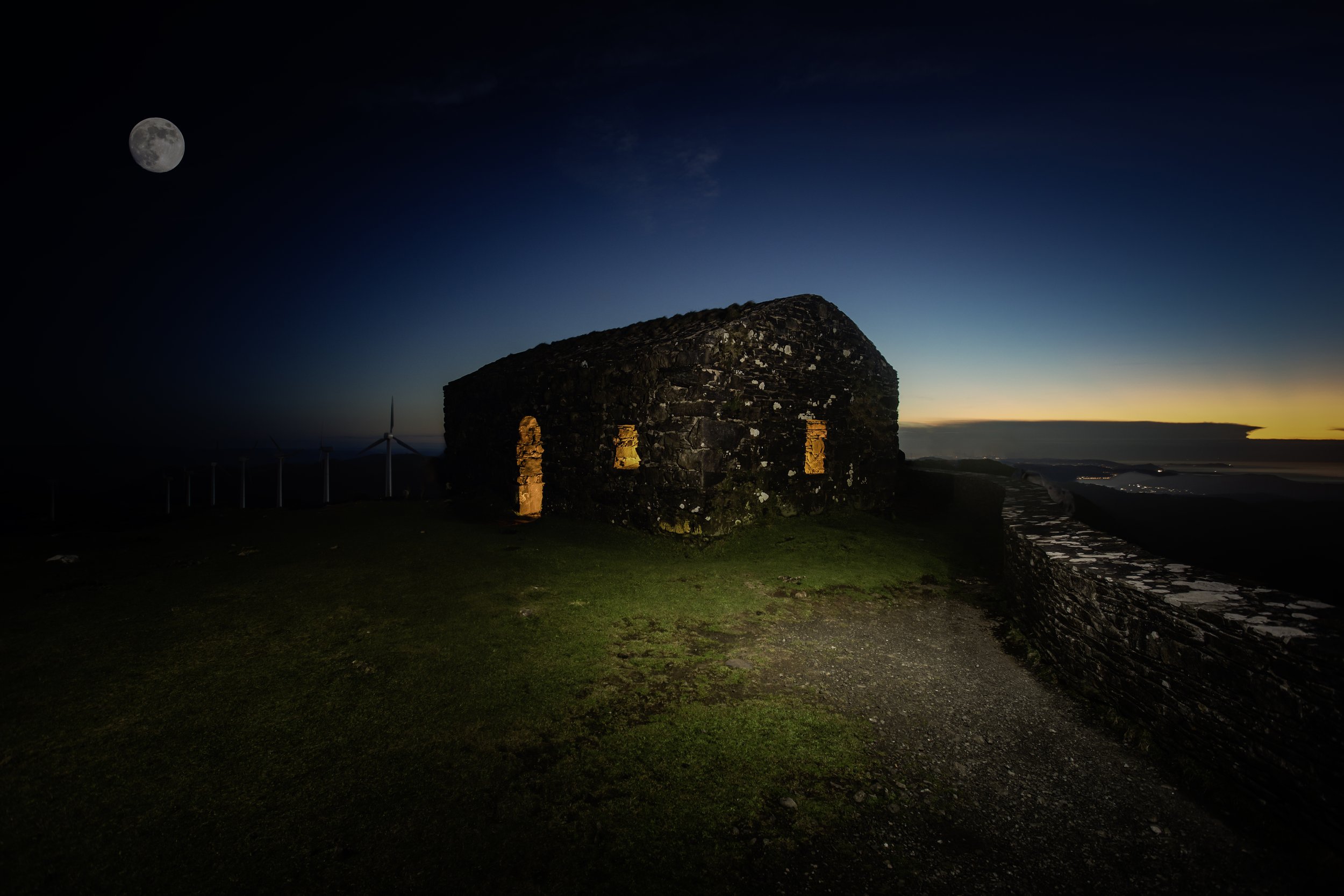 Imagen del antiguo Puesto de Vigilancia de Herbeira bajo el embrujo de la luna.