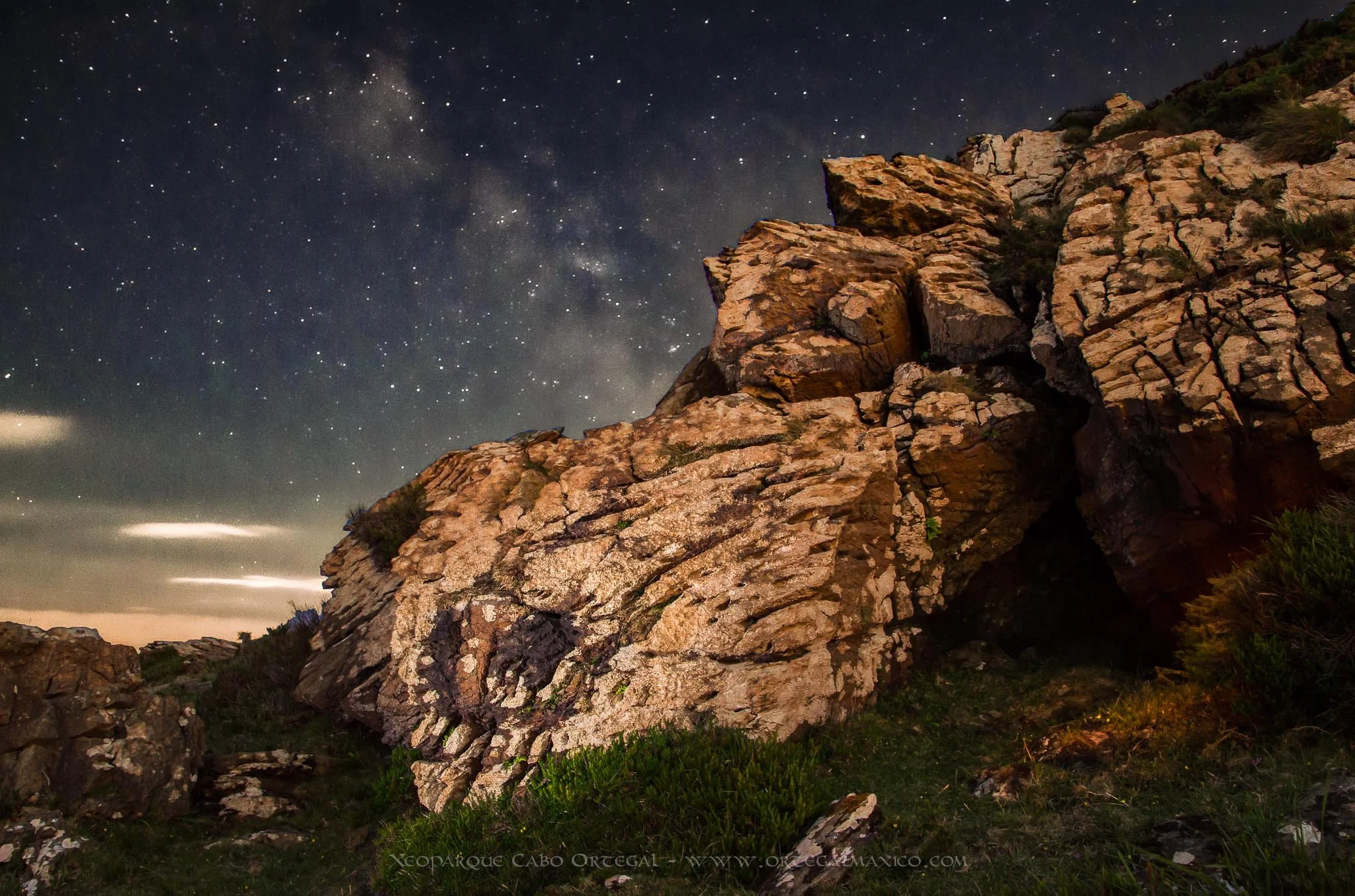 Imagen nocturna de una peridotita enorme bajo la luz de las estrellas en el Geoparque Cabo Ortegal