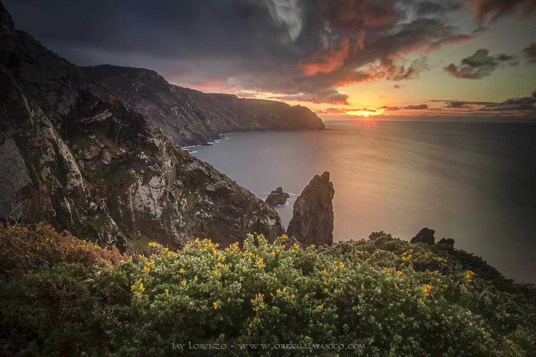 Un hermoso atardecer en los acantilados de A Cova, el Cabo Ortegal, Geoparque Cabo Ortegal, Galicia, España