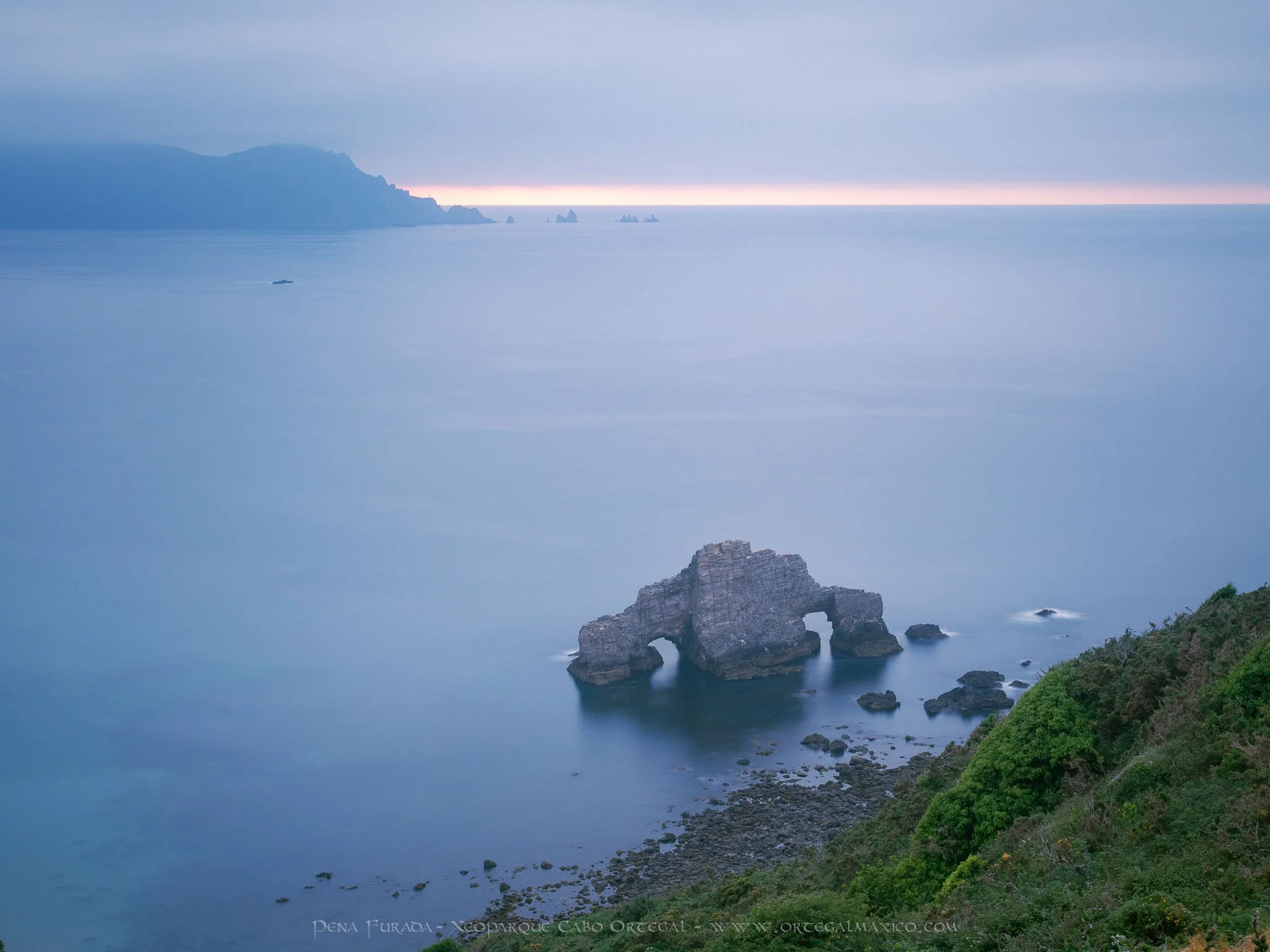 Vista de Pena Furada, Loiba, con el Cabo Ortegal en el horizonte, Galicia