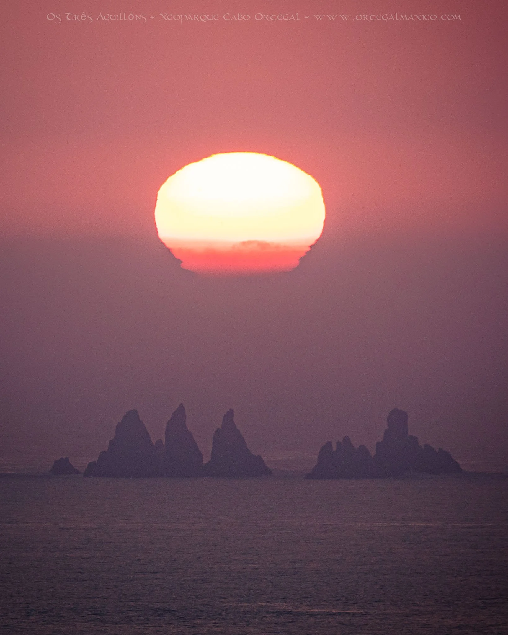Puesta de Sol sobre Os Tres Aguillóns, Geoparque Cabo Ortegal, Galicia, España