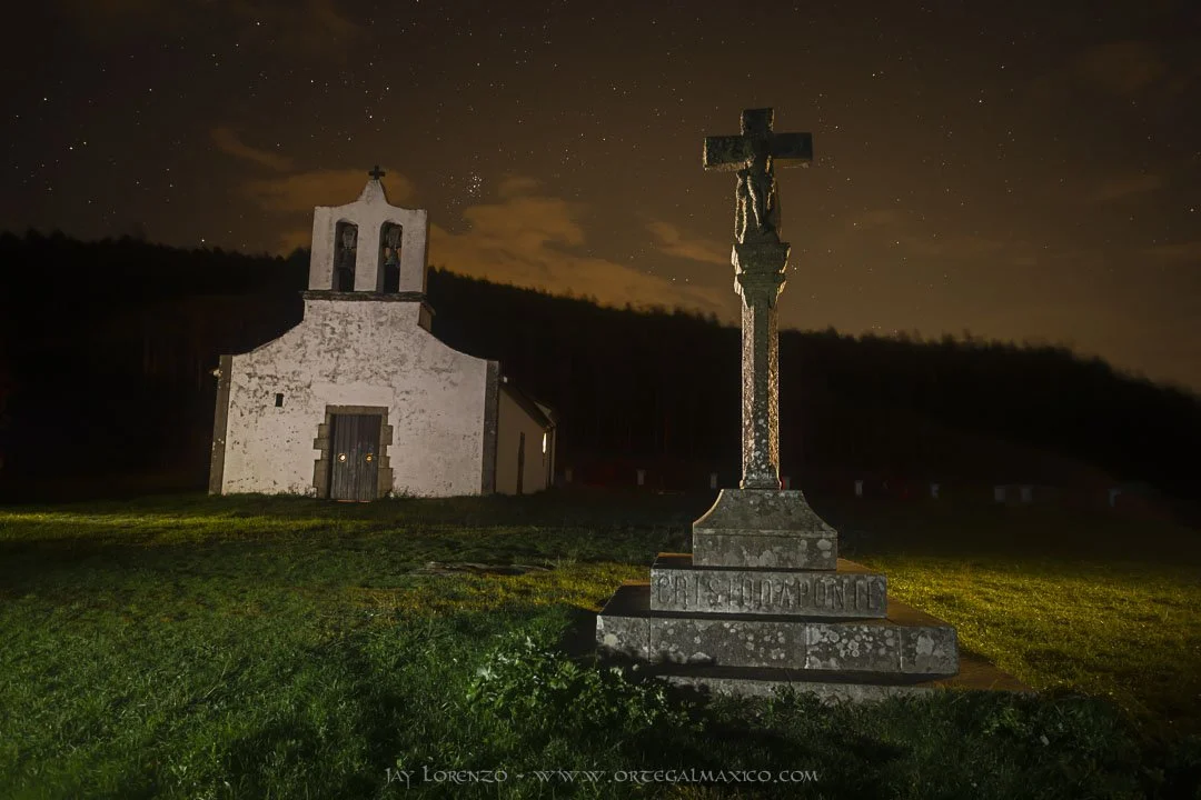 Vista nocturna de la Ermita de San Antón de Corveiro, Cedeira, Geoparque Cabo Ortegal, Galicia