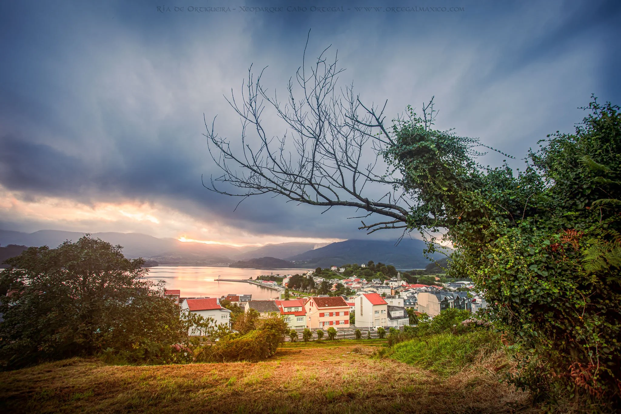Vista de un atardecer sobre la ría desde el barrio de la Magdalena, Ortigueira, Galicia