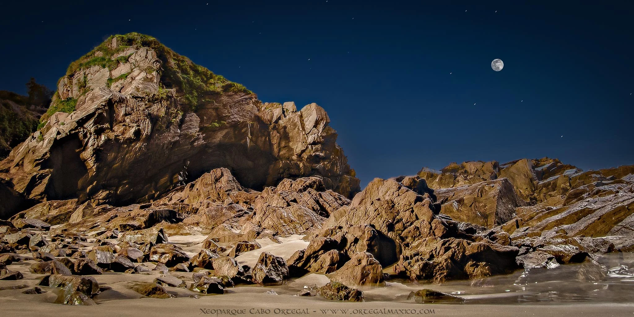 Escena nocturna del Peiral con luna llena, Cariño, Geoparque Cabo Ortegal
