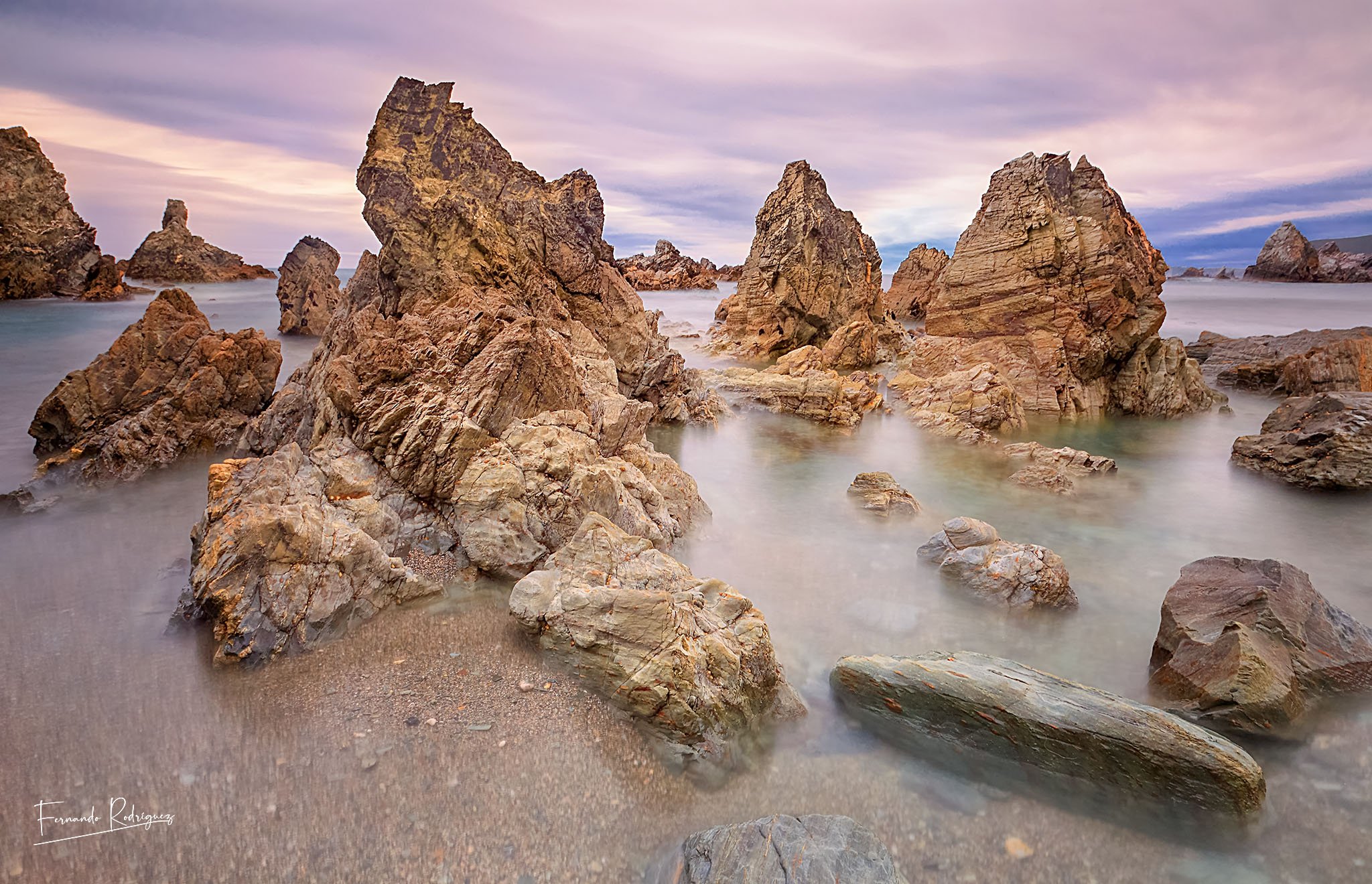 Vista de las formaciones rocosas características de la playa Do Carro, en Loiba.