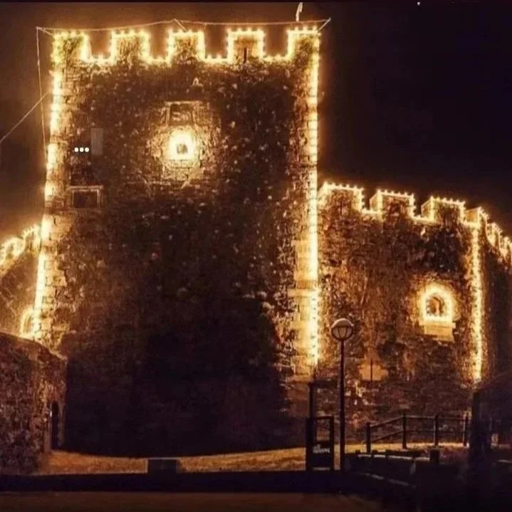 Vista del Castillo de Moeche con su iluminación característica durante el Festival Irmandiño