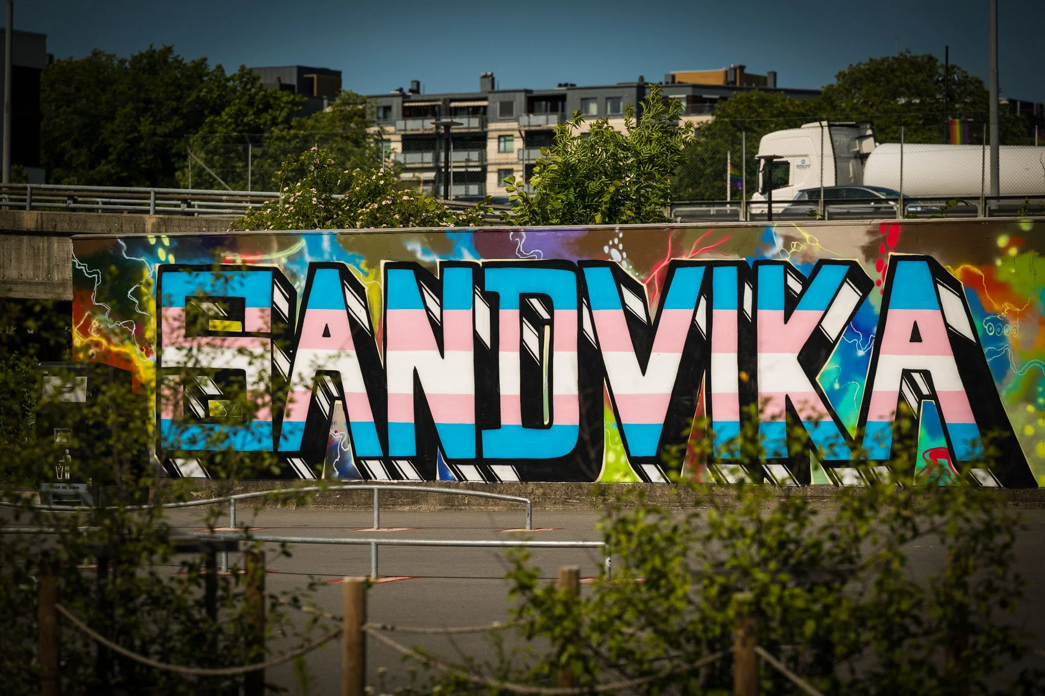 Graffiti på en vegg med ordet 'BERGEN' i fargerikt design.