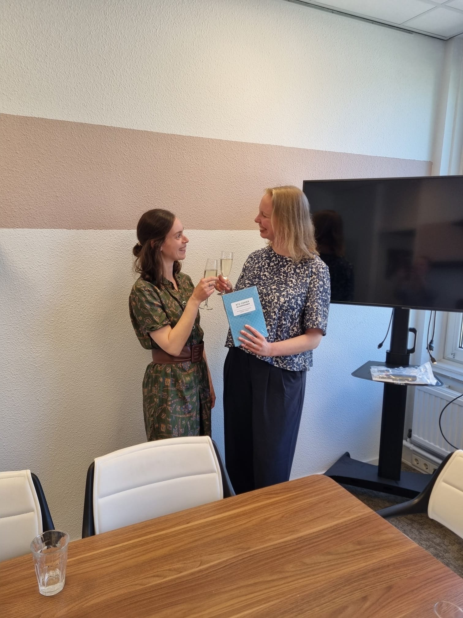 Nog even over vorige week&hellip;

De proeverij (presentatie) van mijn NT2-cahier Zelfvertrouwen!

1. Proosten met de beste redacteur die ik me kon wensen, Eva (@evajoanne90 ). Met het boek in handen!
 
2. Laatste voorbereidingen in de ochtend. Nog g