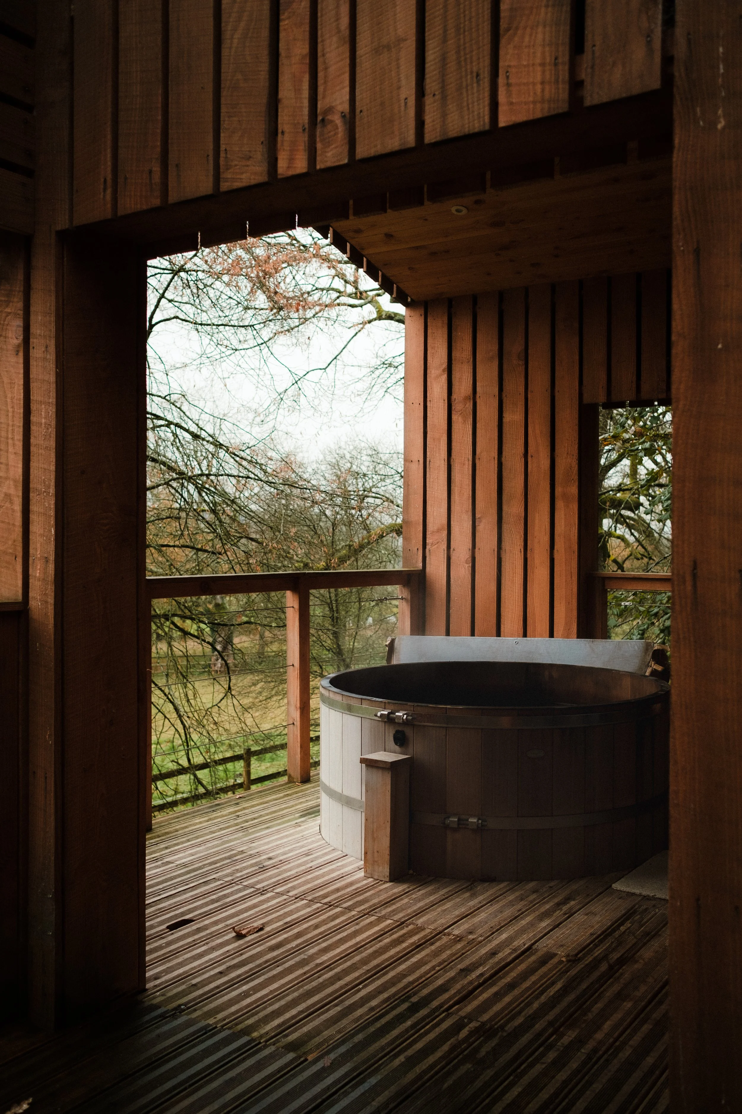 Détails architecturaux cabane perchée Normandie