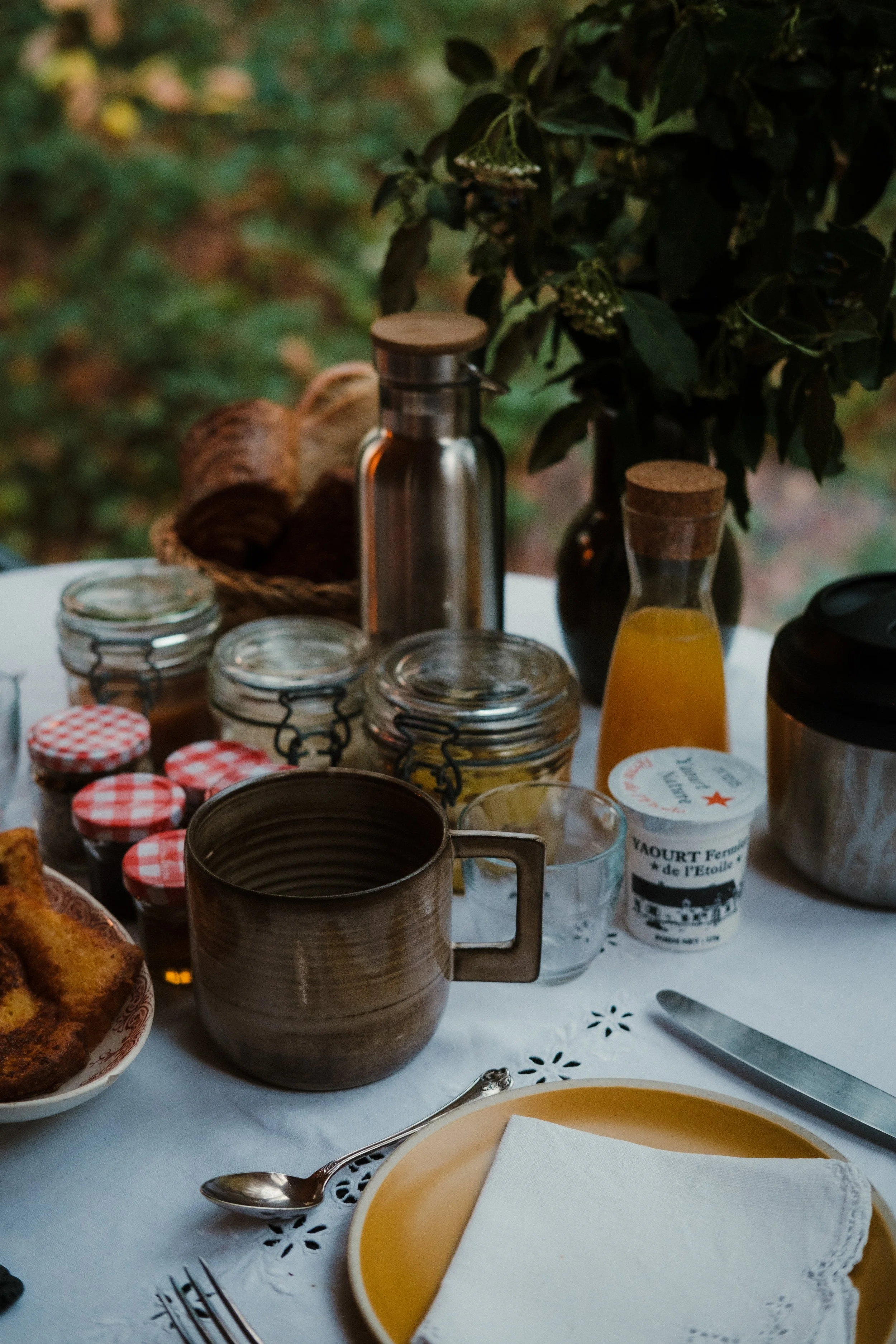 Petit-déjeuner dressé sur la table des Nuits Perchées, avec des produits locaux et de saison