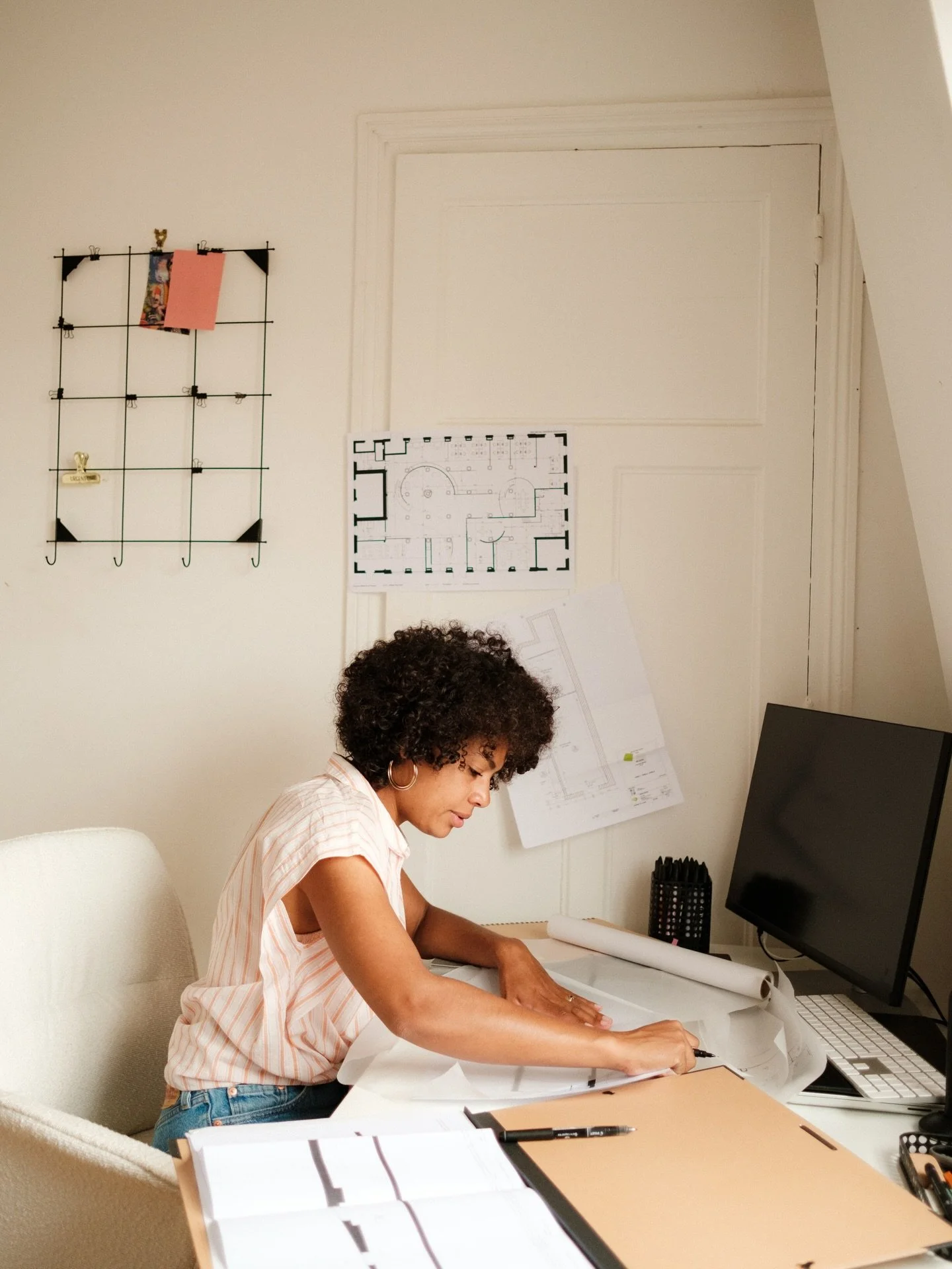 Dans l&rsquo;atelier d&rsquo;Estelle - architecte d&rsquo;int&eacute;rieur &agrave; la cr&eacute;ativit&eacute; joyeuse. 

Estelle m&rsquo;a contact&eacute; l&rsquo;&eacute;t&eacute; dernier pour passer un cap pr&eacute;cieux dans son entreprise : d&