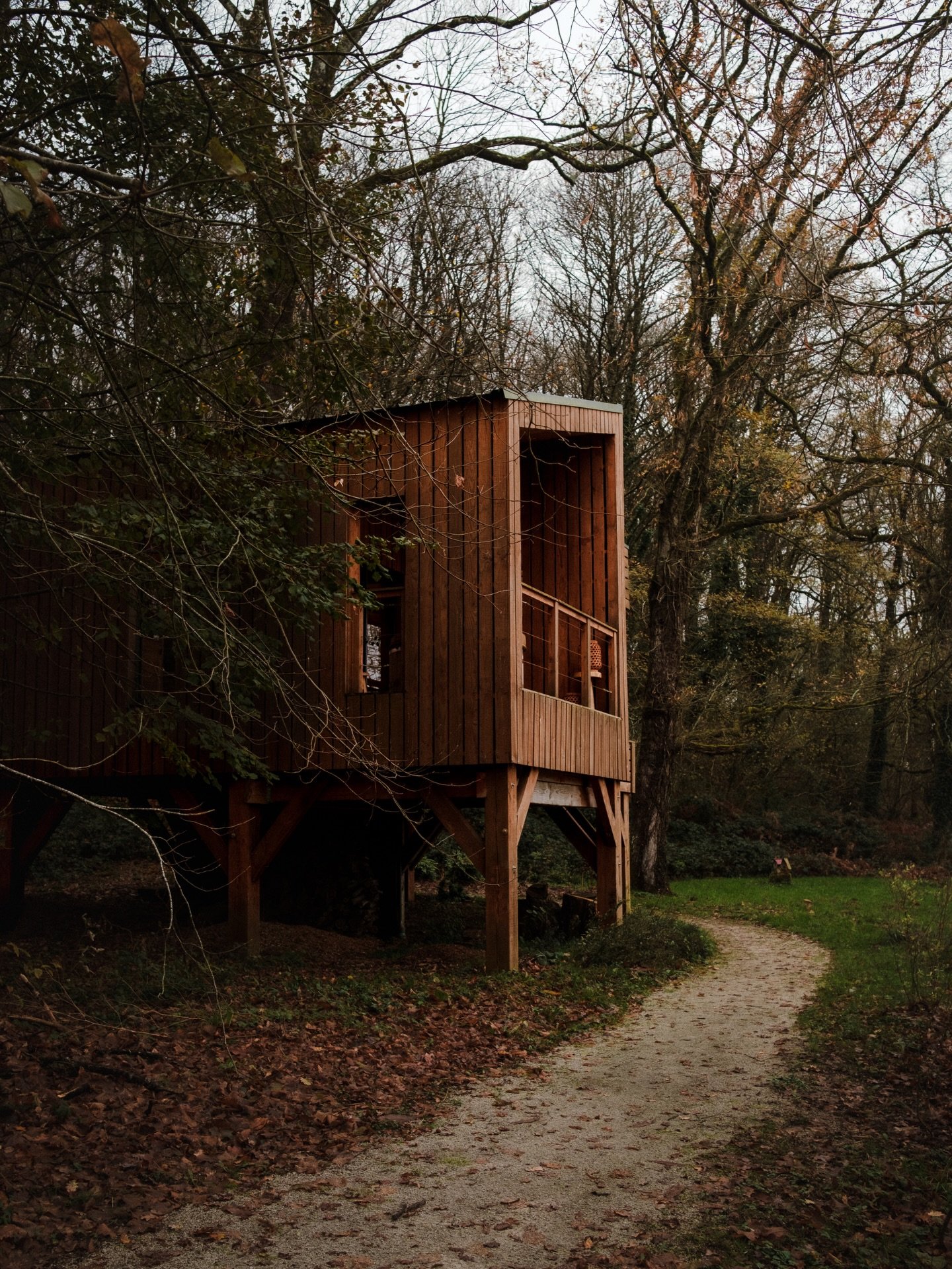Encore un peu de cette escapade &agrave; l&rsquo;odeur de temps long 🍃

Je ne me lasse pas de ce bois qui r&eacute;chauffe, de cette sensation d&rsquo;&ecirc;tre seuls au monde, perch&eacute;s tout la haut, du bruit du vinyle qui cr&eacute;pite comm