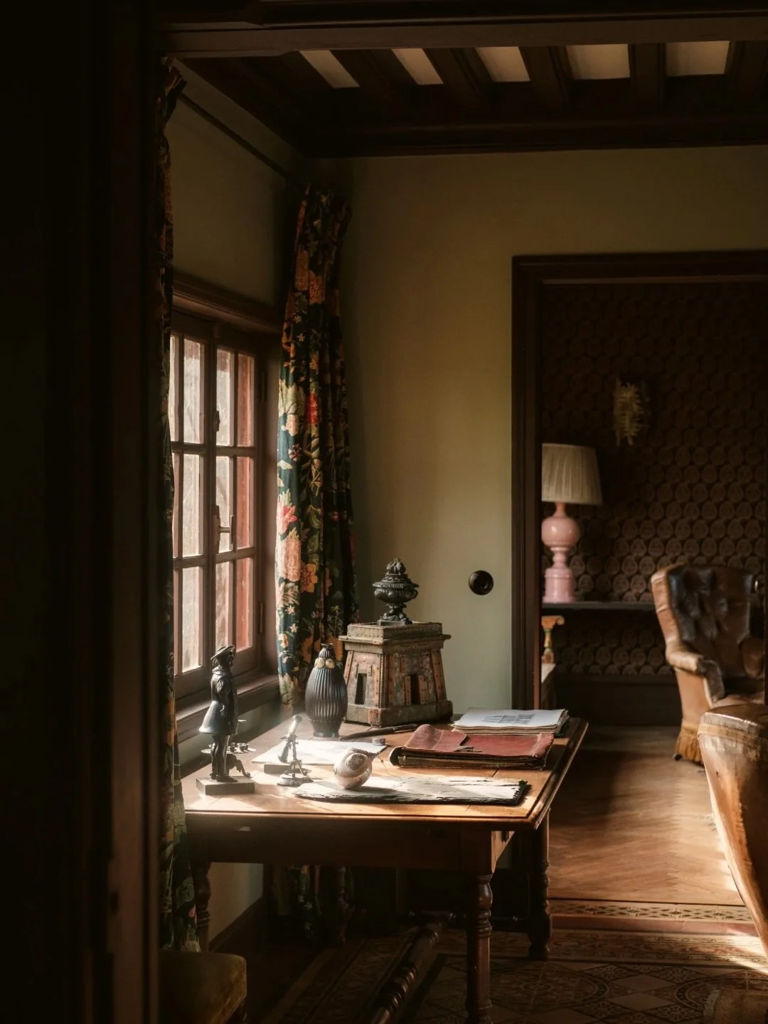 Quelques jours en Normandie d&eacute;but janvier @domainedebailleul, l&rsquo;appareil dans le sac &agrave; dos pour capturer les premi&egrave;res lueurs du soleil &agrave; travers les fen&ecirc;tres du domaine. 

Photographe Perche &bull; Reportage H