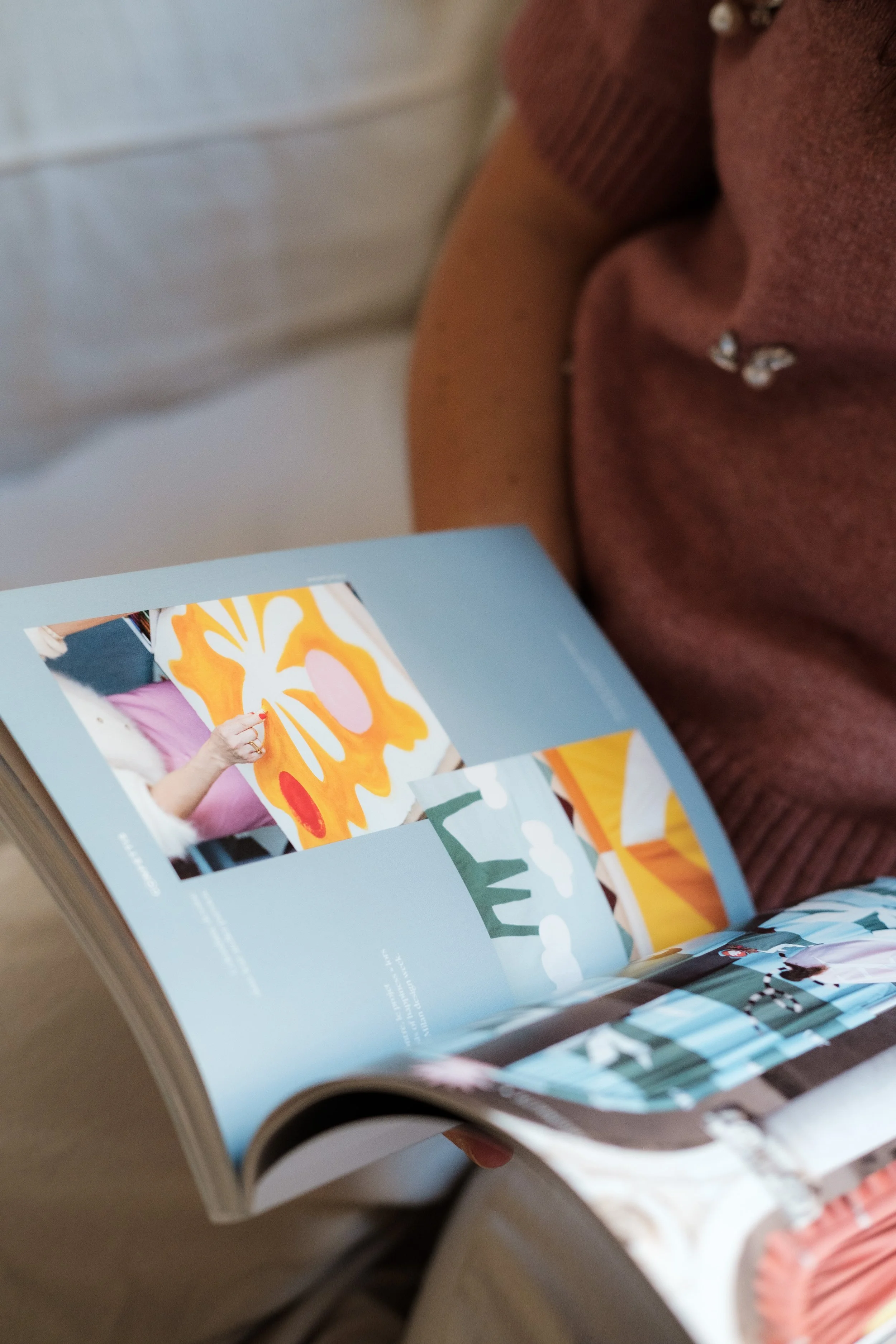 Lecture d'un magazine indépendant