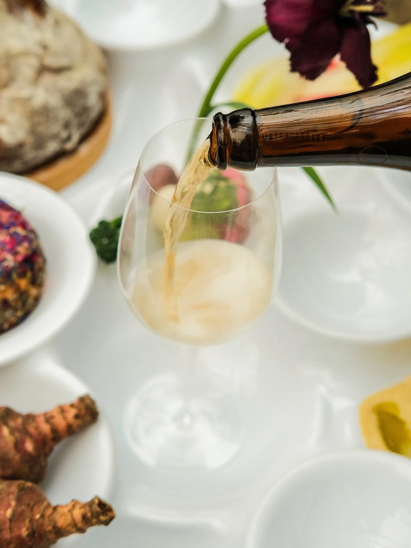 Le patrimoine ne se raconte pas depuis l&rsquo;ext&eacute;rieur.

Dans les Hauts-de-France comme dans le Perche,
il prend vie &agrave; travers celles et ceux qui y travaillent, qui y cr&eacute;ent, et qui y cultivent.

Producteurs, artisans, artistes