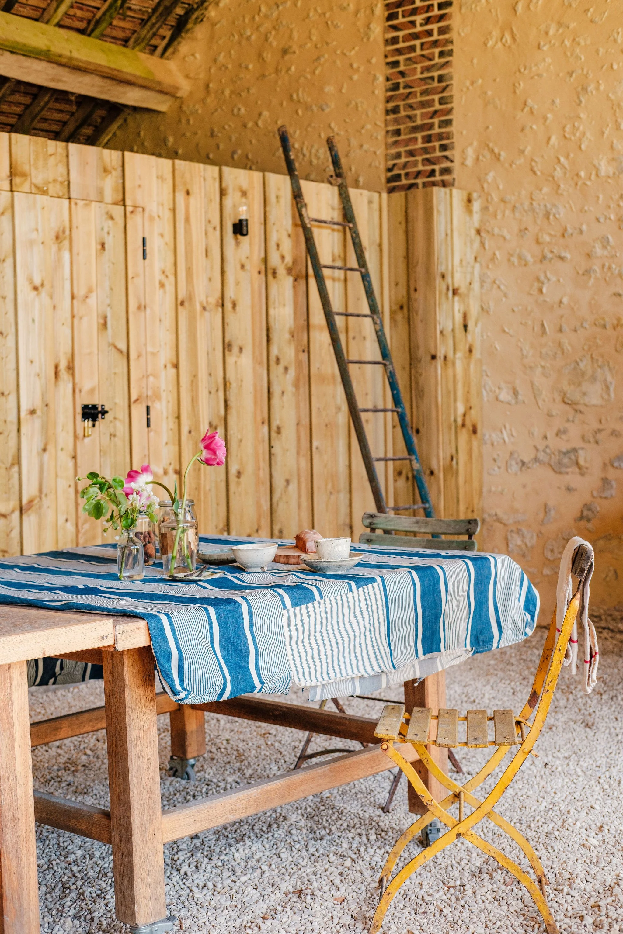 sous la grange, dans les jardins de la maison d'hôtes