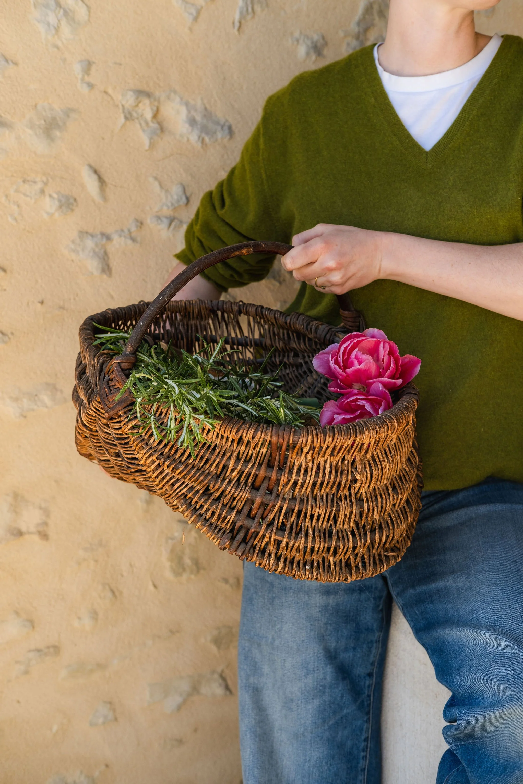 Femme portant un panier en osier avec fleurs